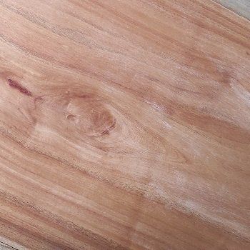 Morceau de bois de bossé (ou cèdre africain), essence africaine pour meuble de style et intérieur