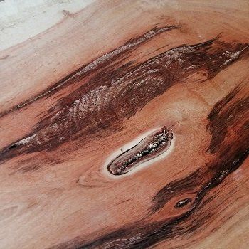 Aspect du caroubier, bois peu commun pour des créations de meubles originales