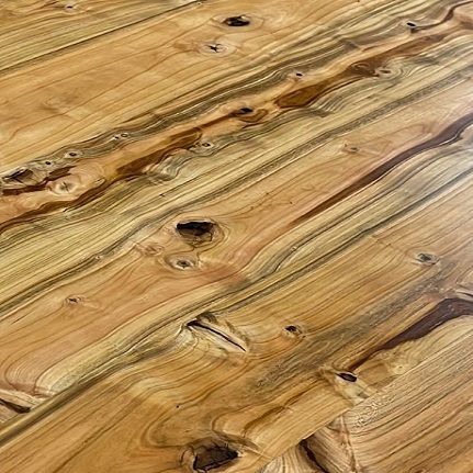 Couleur ambrée du cerisier américain, idéal pour des meubles de chambre et bureaux