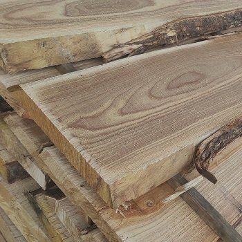 Bois de châtaigner clair et durable, parfait pour la conception de placards et étagères