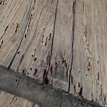 Aspect du chêne de fût (recyclé), idéal pour les meubles de bar et cave