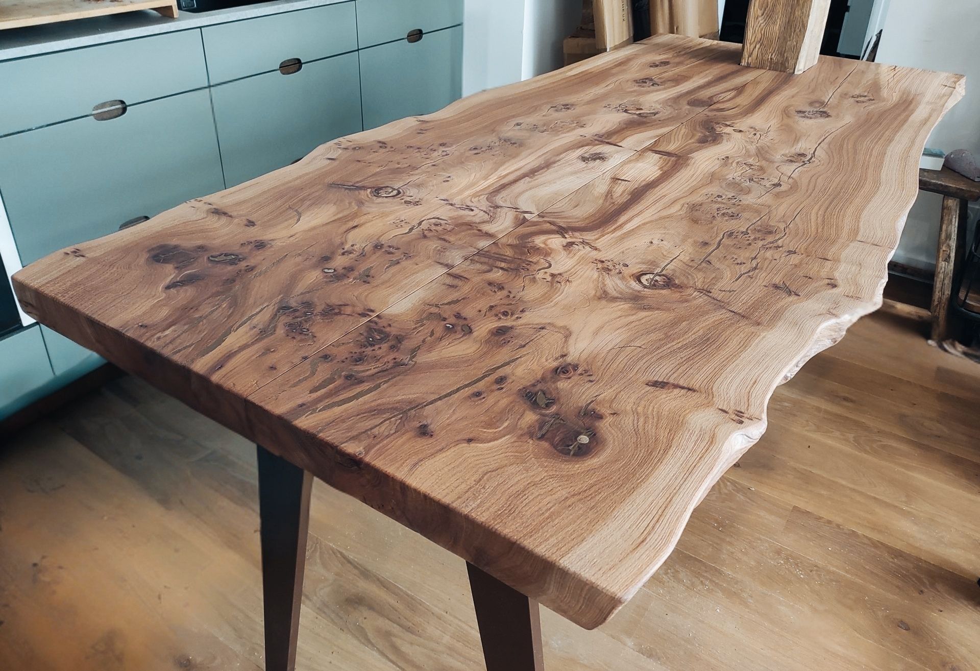 Table faisant office de bar en orme massif. Réalisée sur mesure.