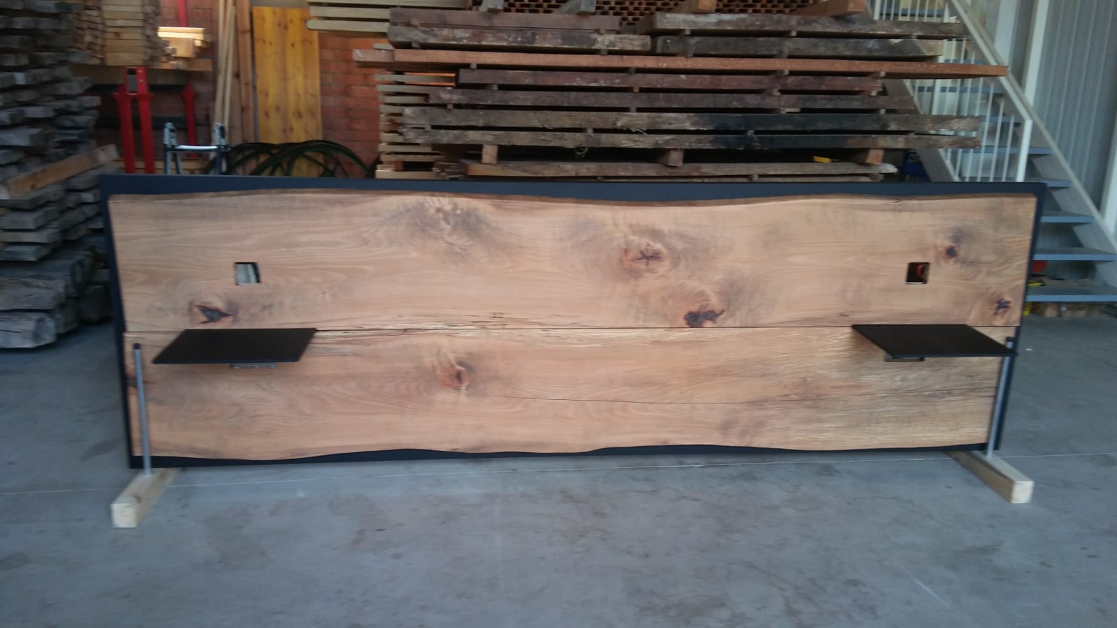 Tête de lit en chêne avec petites étagères en métal noir