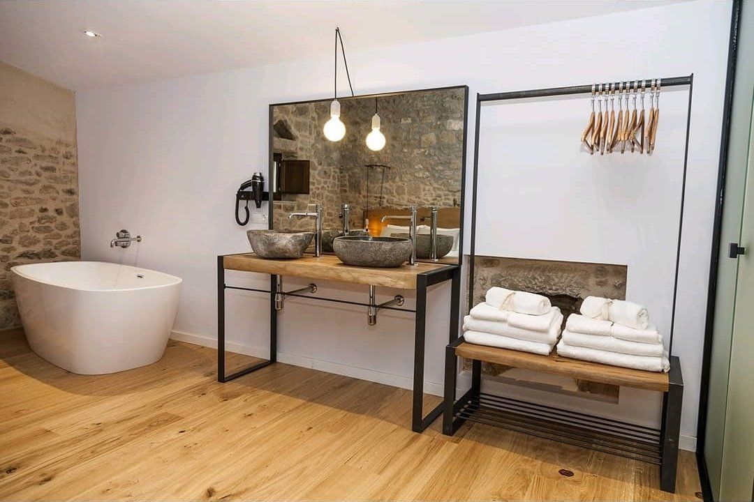 Meuble de salle de bain en bois massif et métal, sur mesure. Fabriqué par FLO TRADING