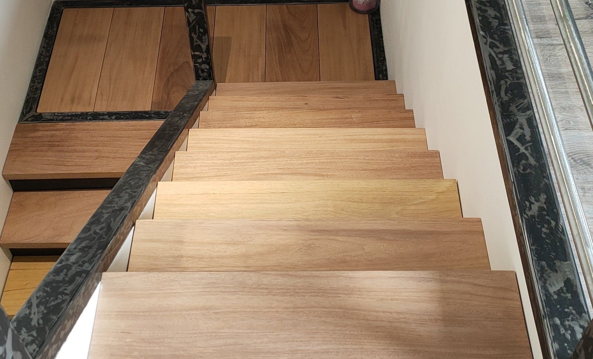 Marches d'escalier en bois massif sur mesure : essence tauari.