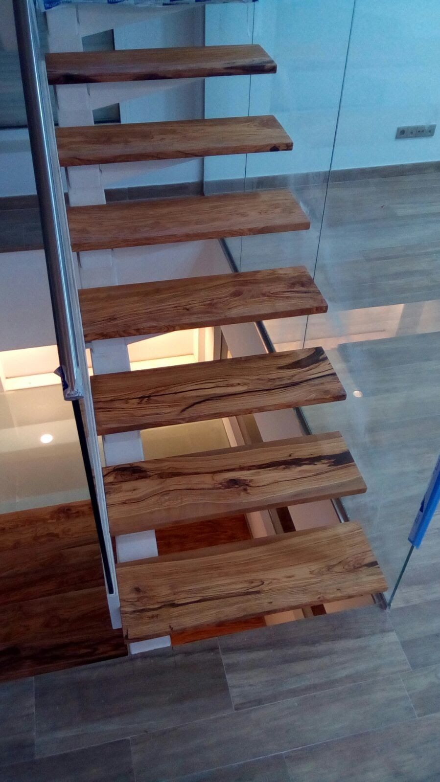 Marches d'escalier sur mesure en olivier massif