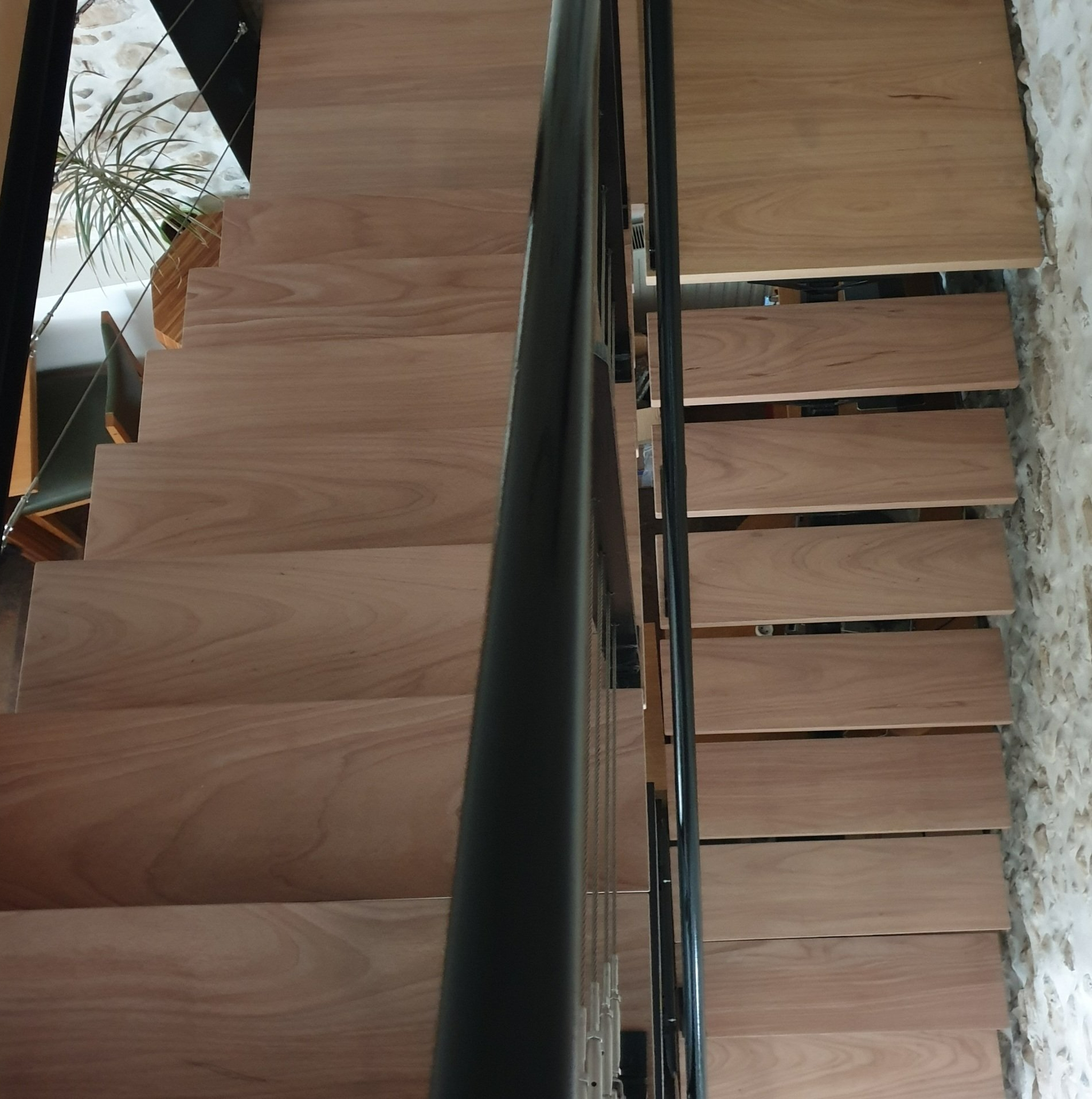 Escalier métal avec marches en bois exotique massif de tauari. Sur mesure intégral