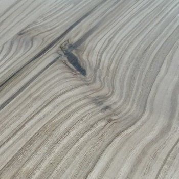 Veinage du frêne olivier, bois précieux aux motifs contrastés pour mobilier sur mesure