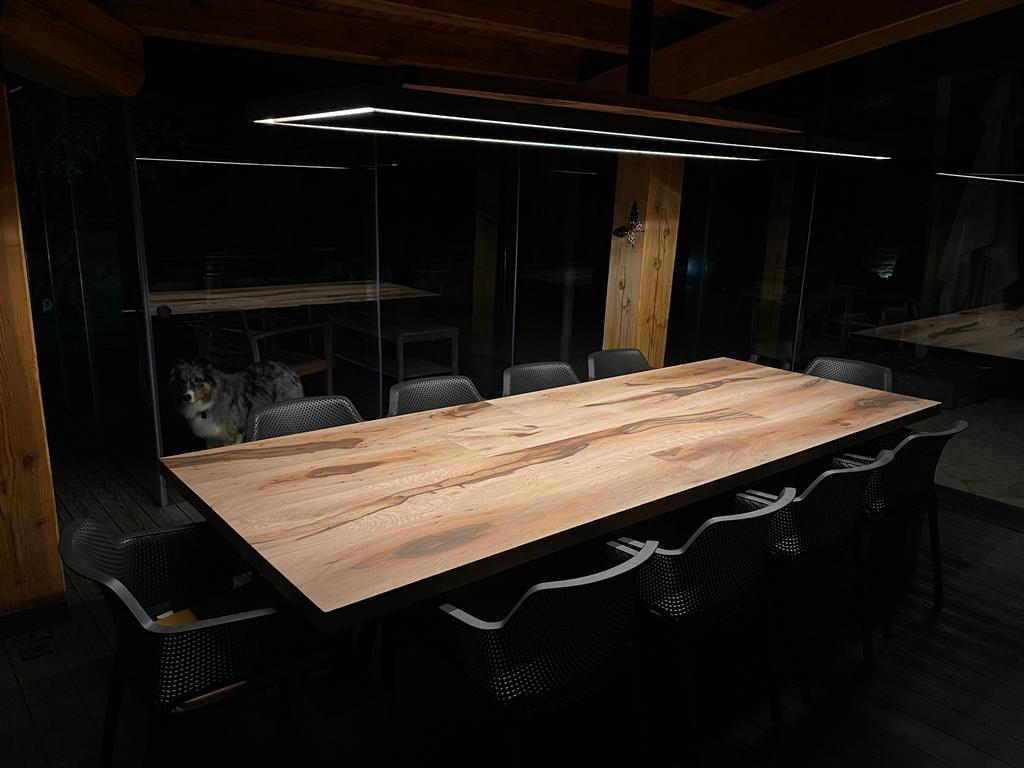 Grand bureau bois massif sur mesure pour entreprise, idéal pour salle de réunion.