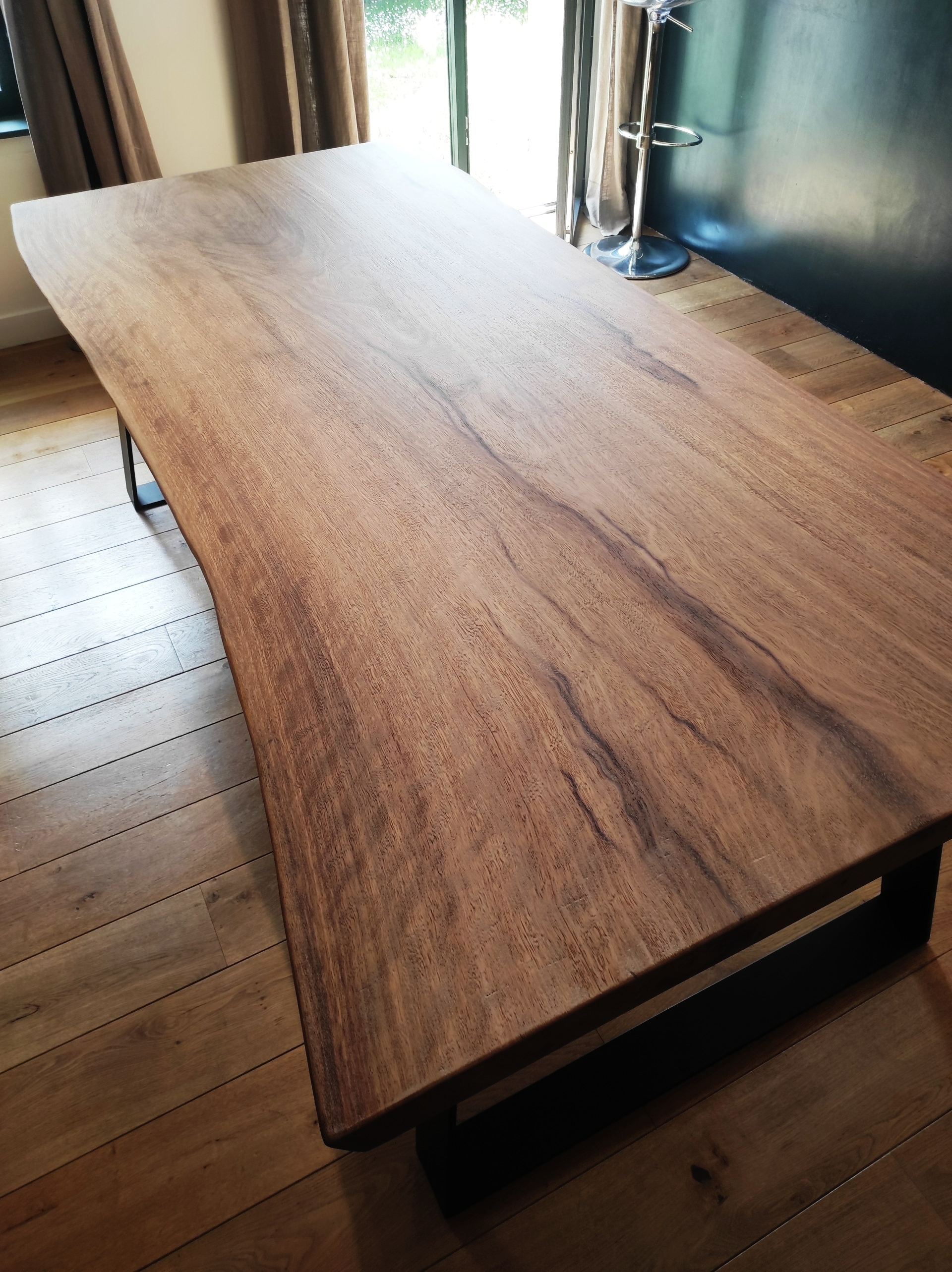 Découvrir aussi nos tables en iroko massif, plateau d'une seule pièce