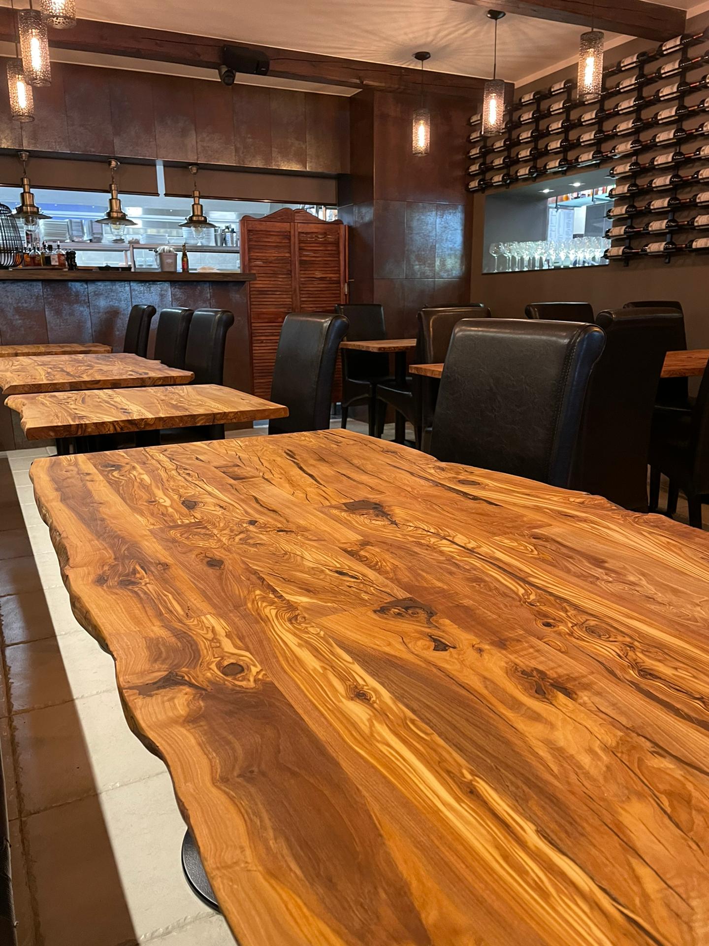 Table de restaurant bois massif bords naturels