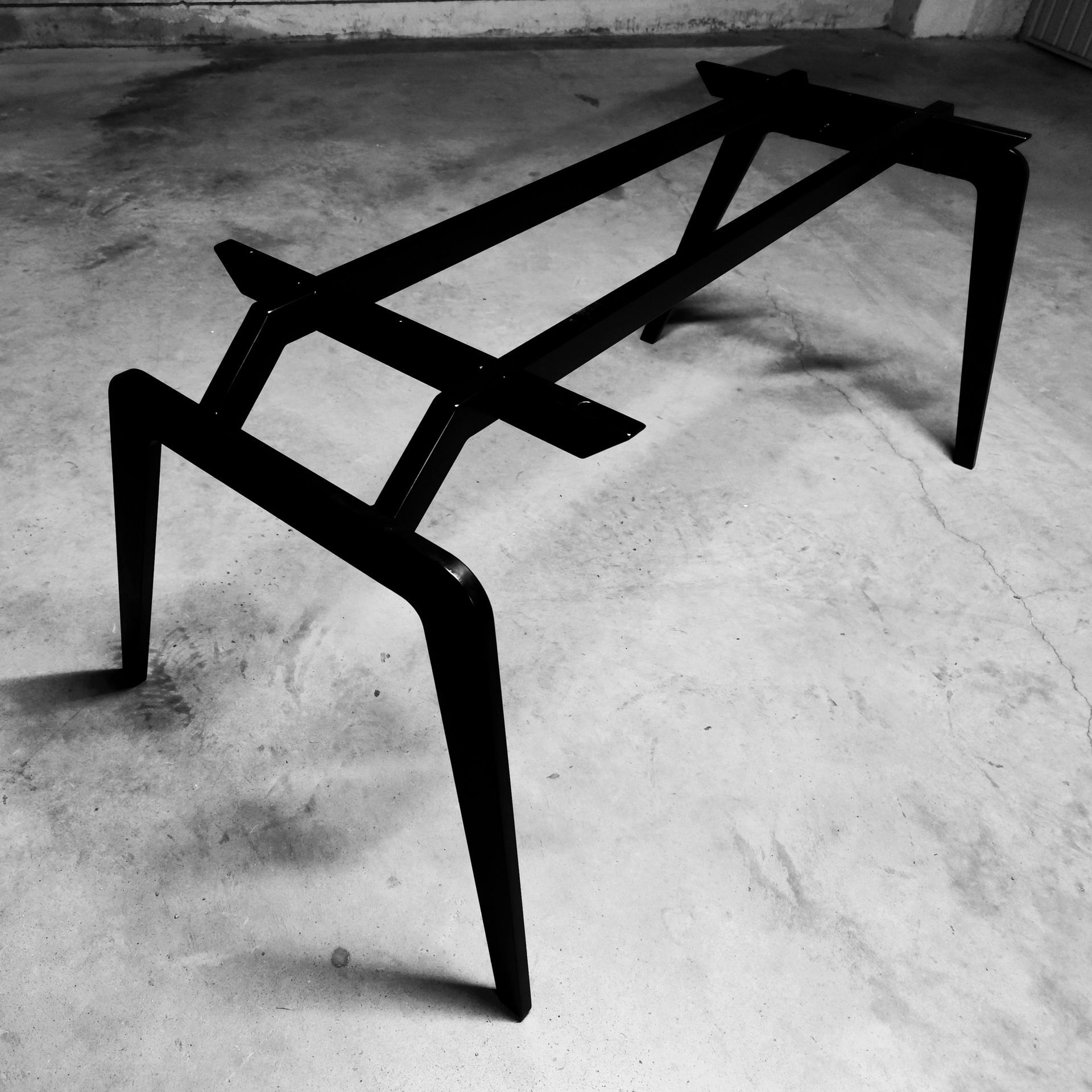 Pied de table en métal sur mesure très design. Deux pieds U retournés avec sa double barre centrale en guise de renfort.