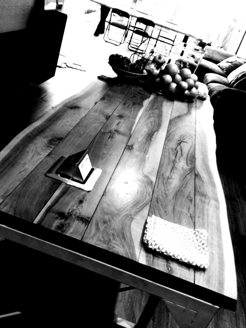 Plans de travail de cuisine en bois naturel avec connectiques. Lames larges.