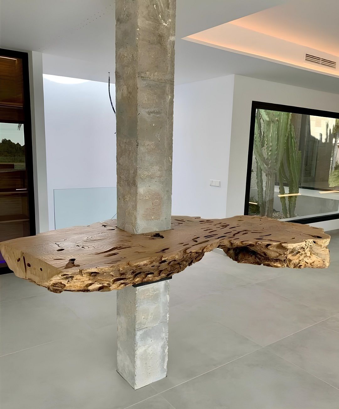 Îlot central de bar en bois brut autour d'un pilier. Optimisation et embellissement d'espace