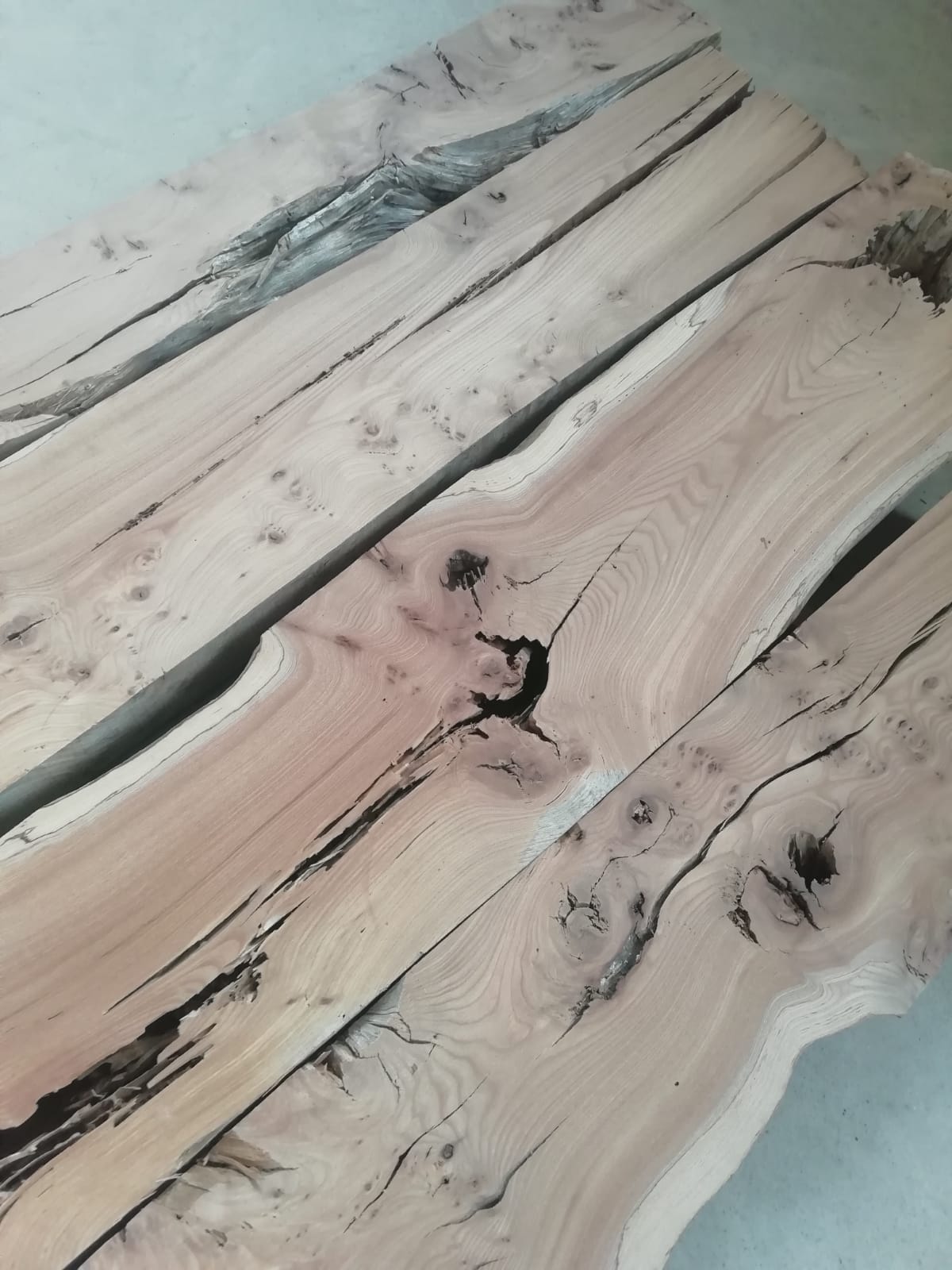 Lot de grandes planches de bois brutes prêt à être transformées