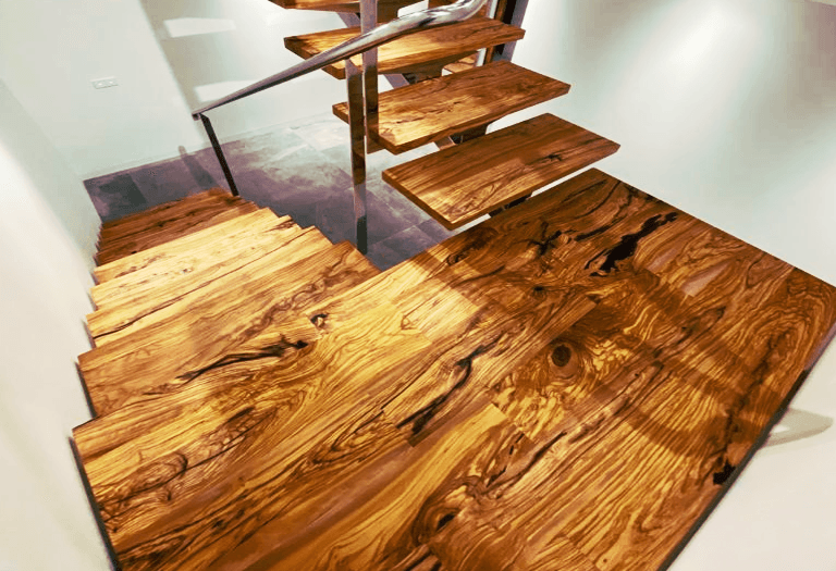 Marches d'escalier en bois d'olivier massif