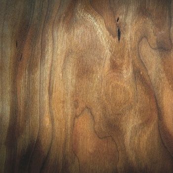 Bois de merisier chaleureux, très classique pour les meubles français et les buffets