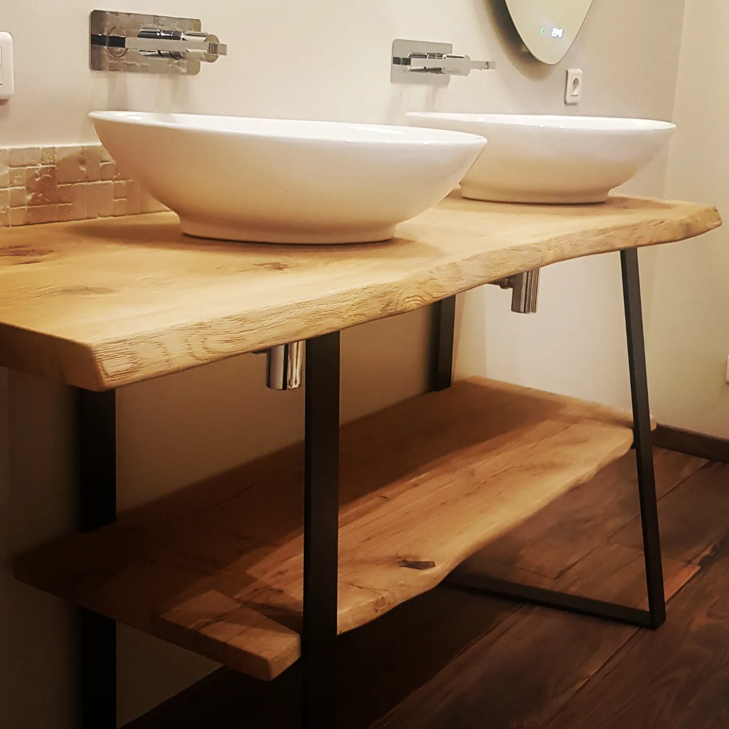 Meuble de salle de bain double vasque en bois massif sur pieds acier noir design