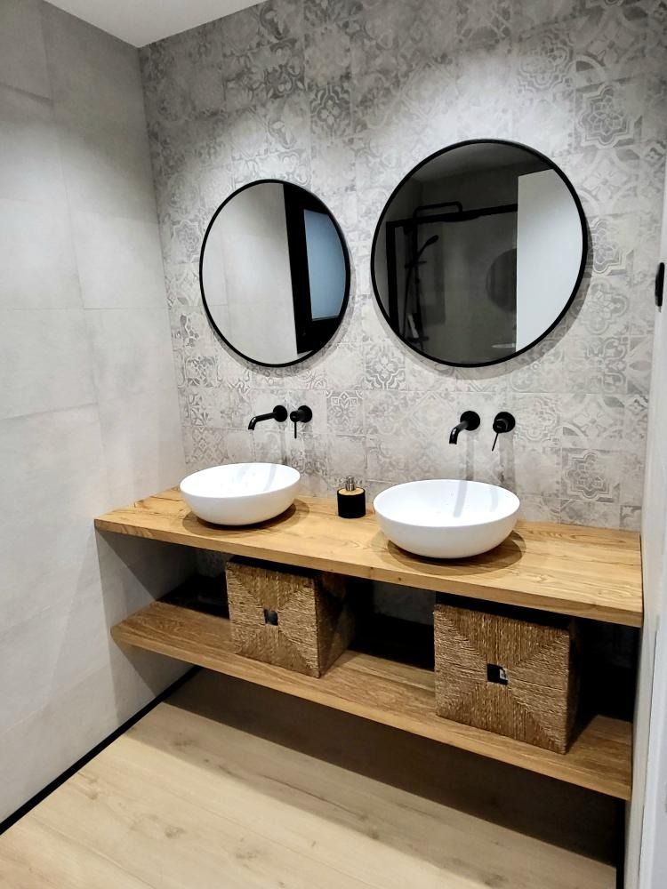 Meuble de salle de bain double vasque en bois sur mesure avec petits paniers de rangement en osier