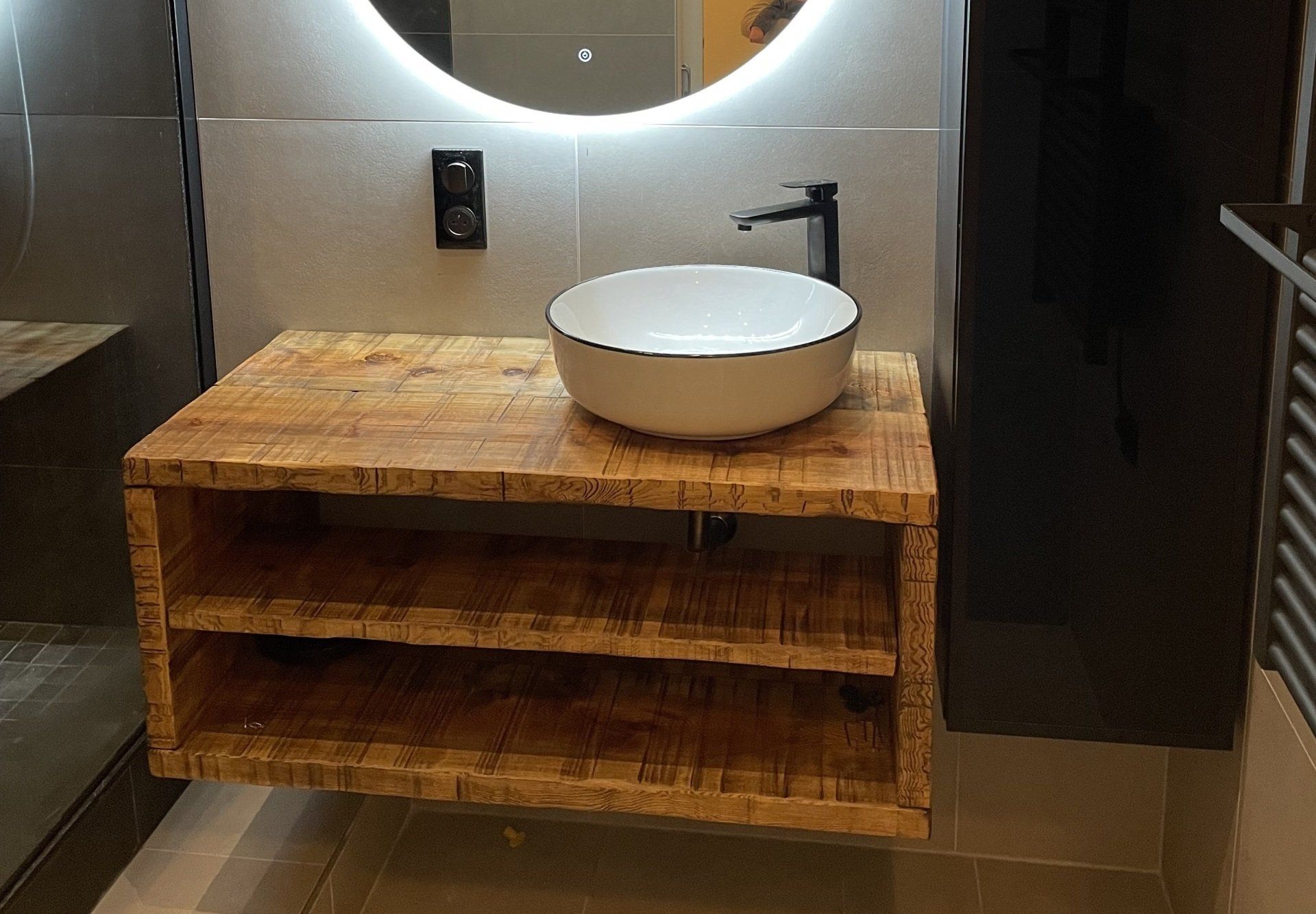 Meuble de salle de bain aspect vieux bois, rustique grâce aux traits de scie