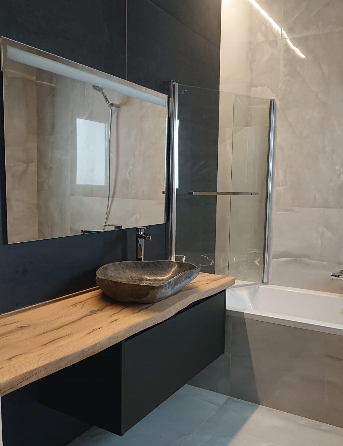 Meuble de salle de bain sur mesure, plan de travail en chêne massif