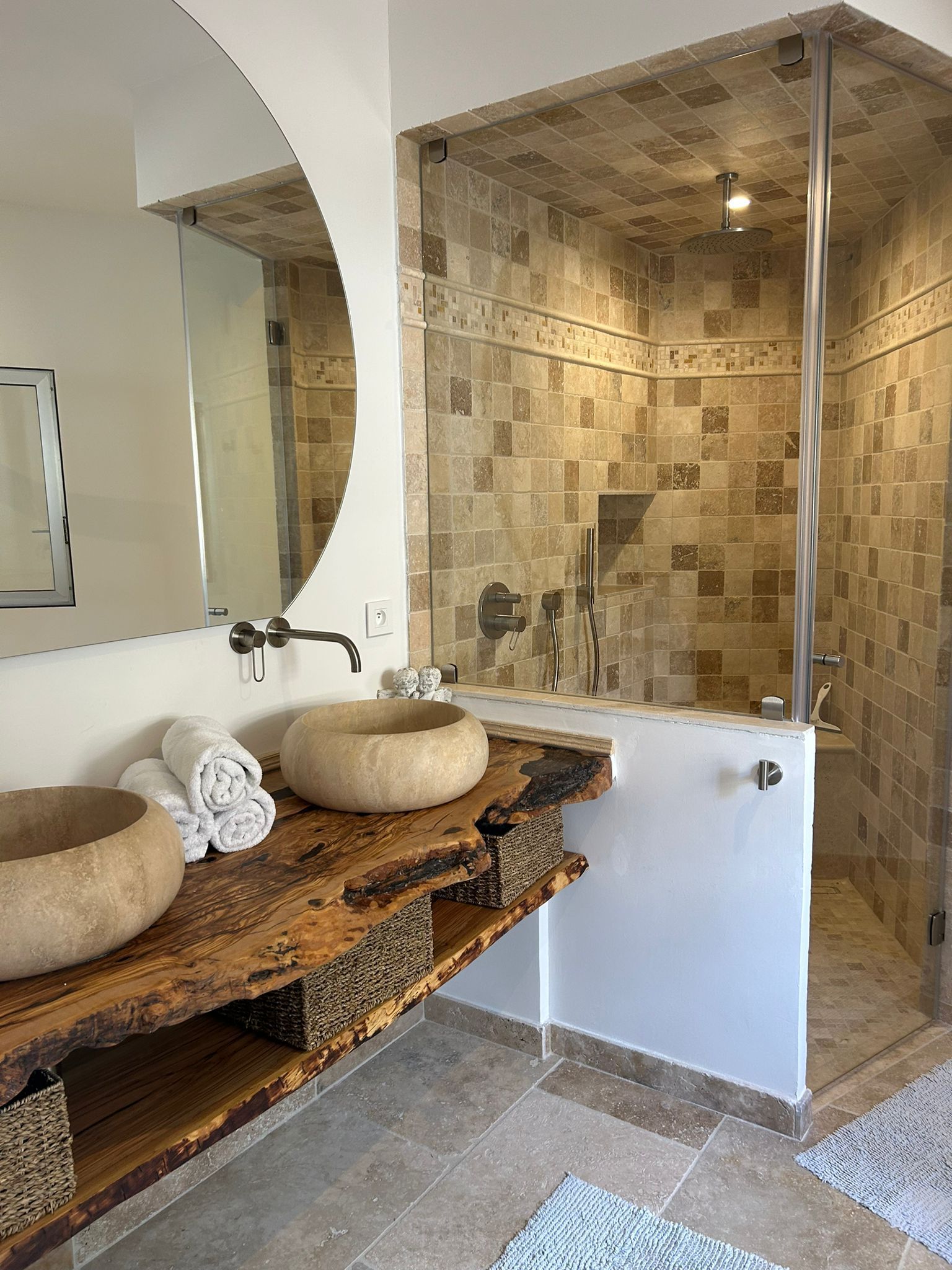 Meuble suspendu pour salle de bain en olivier massif. Style live edge intense.