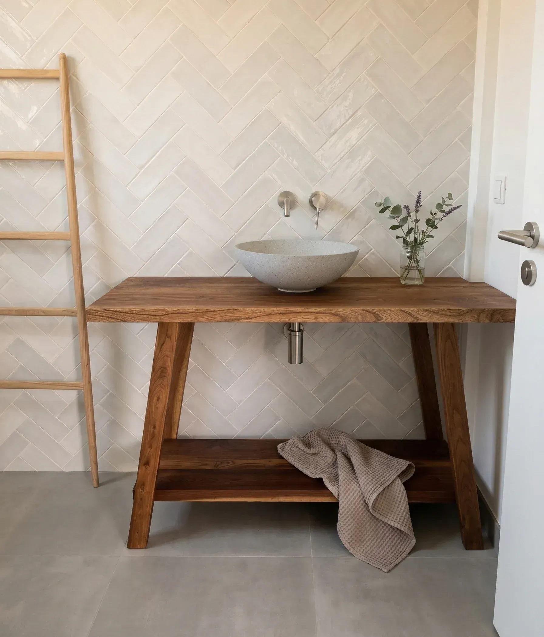 Meuble d'appoint de salle de bain en bois d'orme massif, simpliste avec sa vasque à poser. Maison secondaire d'un client au Portugal.