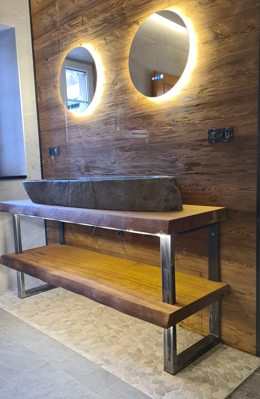 Meuble de salle de bain en bois naturel et acier brut brossé, style industriel/moderne