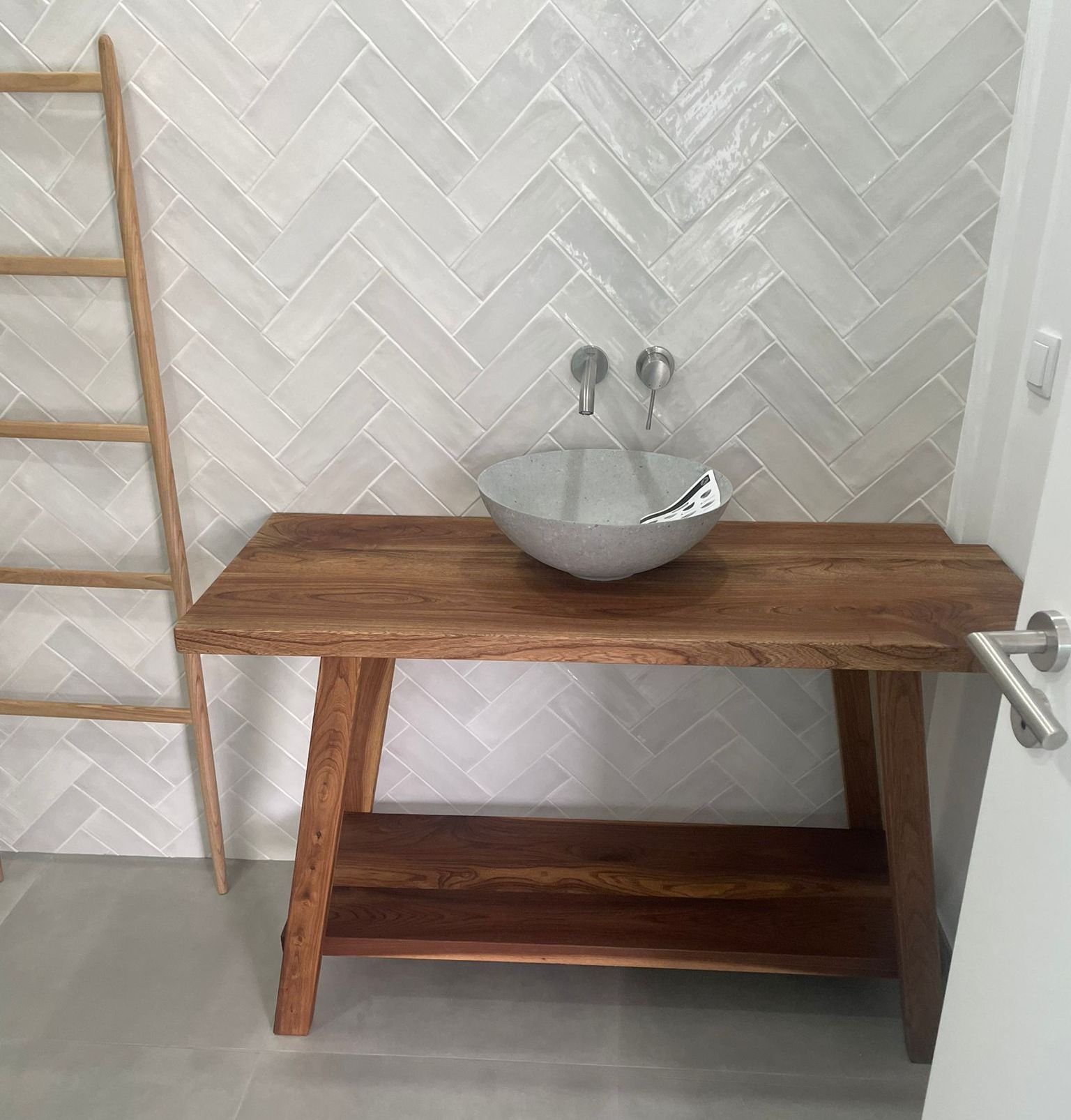 Meuble de salle de bain en bois d'orme massif, simpliste avec sa vasque à poser.