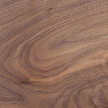 Finitions sur noyer américain, bois foncé très prisé en design de meubles contemporains