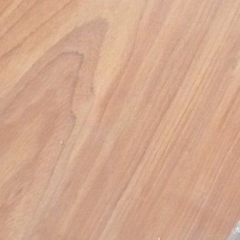 Couleur rouge vif du padouk, bois idéal pour des meubles d'accent audacieux