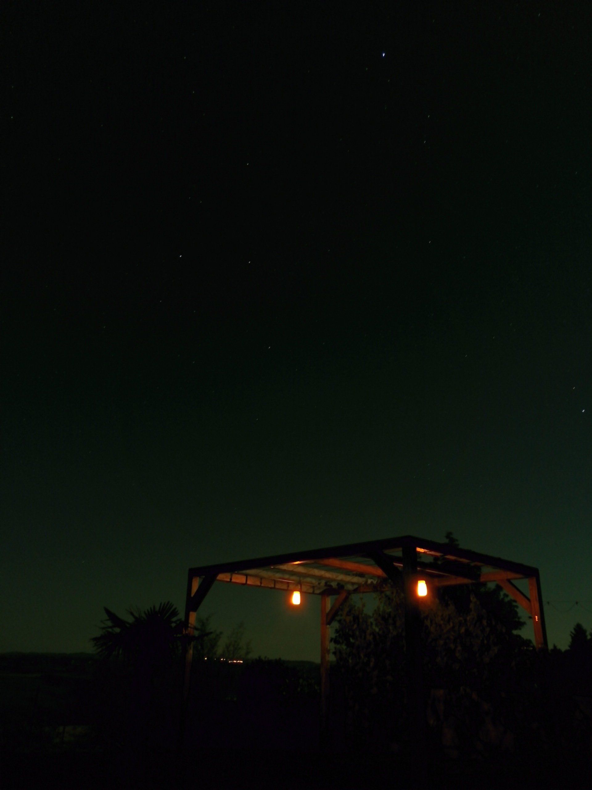 Pergola bois avec éclairage dans un jardin privé