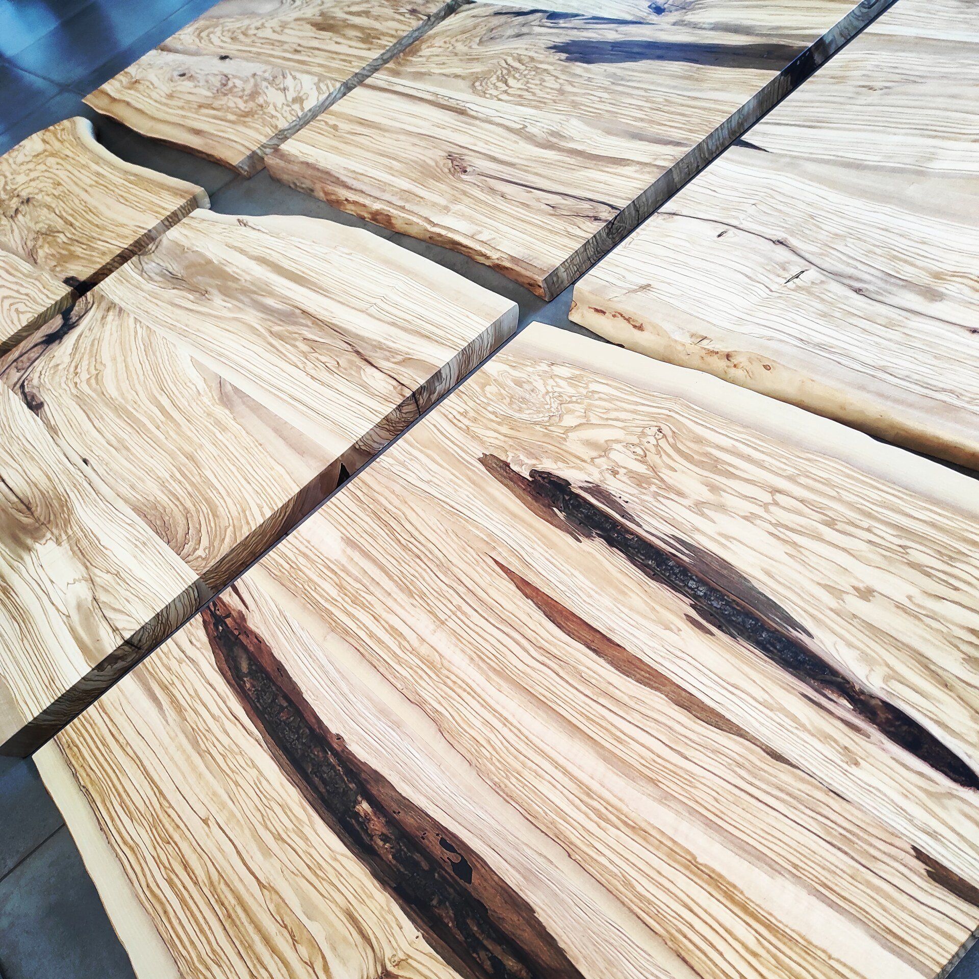 Plateau de table en bois d'olivier massif