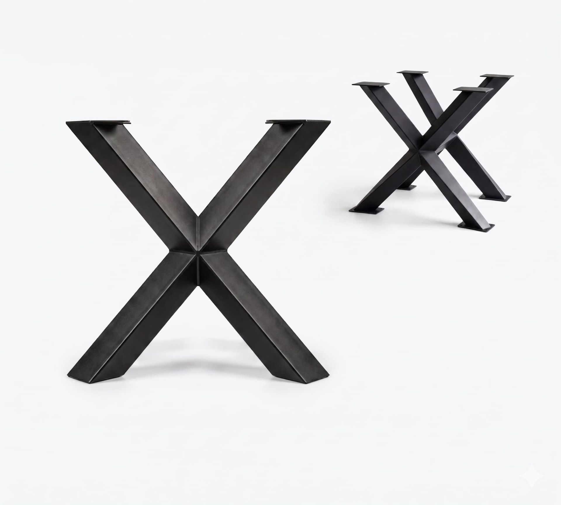 Paire de pieds de table de forme cruciforme X rappelant une facette de diamant, présentés en gros plan. Toutes sections.