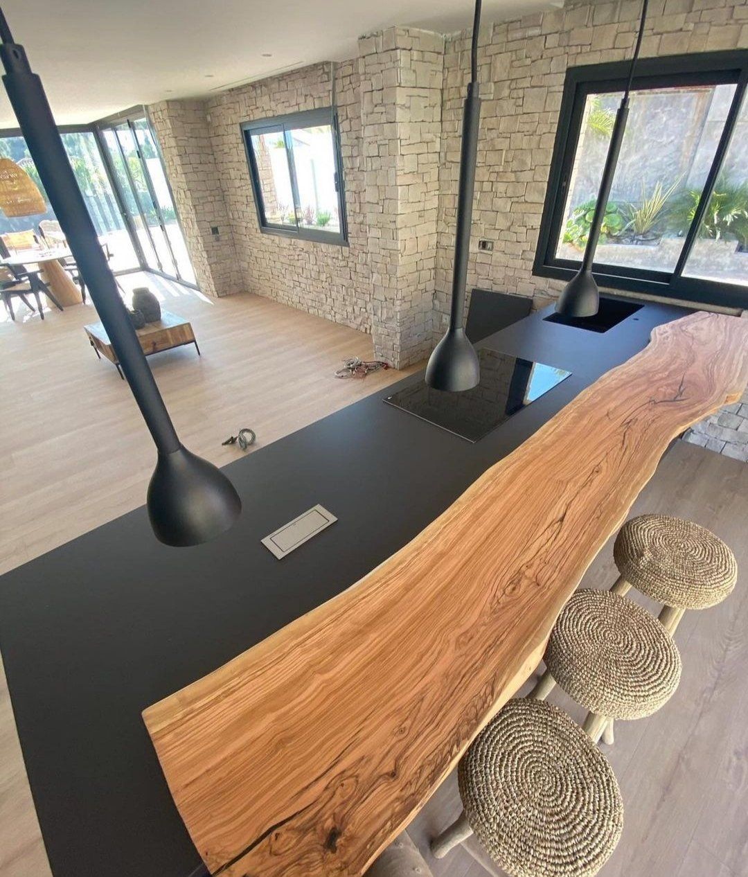 Plan de bar de cuisine en bois à bords flacheux. Avec formes naturelles de l'arbre.