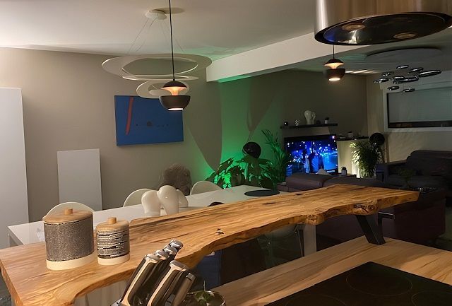 Plan bar pour cuisine en bois. Un idée de passe-plat fixe qui apporte de la chaleur à vos intérieurs.