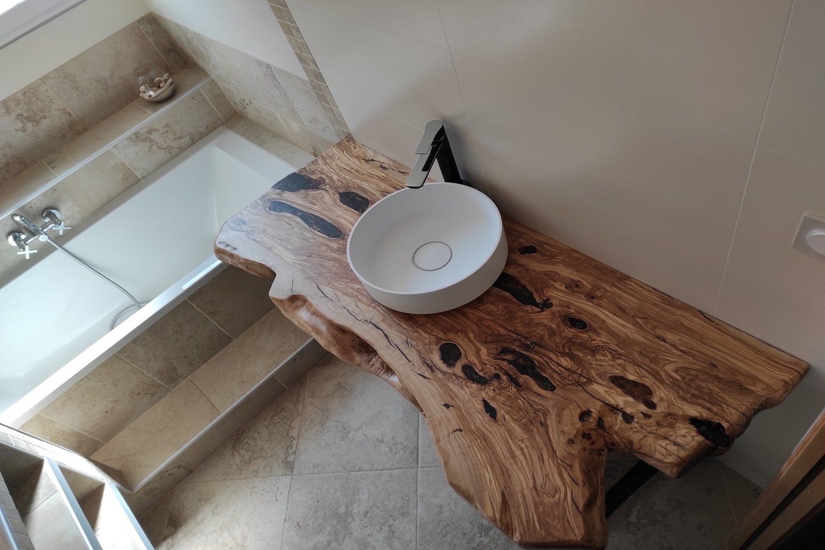 Plan vasque en bois massif sur mesure avec bords naturels (live edge) - Bois d'olivier