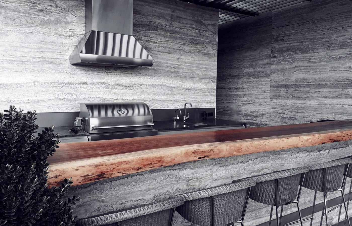 Plan de travail de cuisine ou restaurant en bois exotique massif avec bord frontal naturel brut.