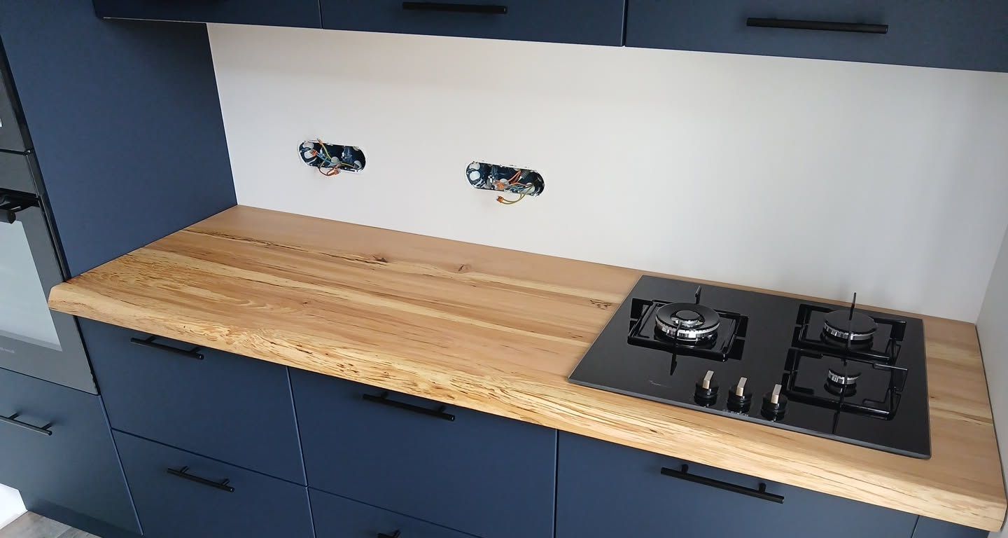 Plan de travail en hêtre massif français de 3 mètres. Chant live edge adouci.