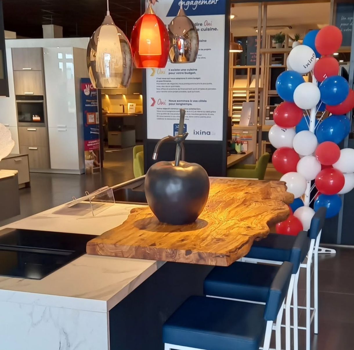 Plan de travail déporté pour îlot de cuisine en bois massif d'olivier. Exposé chez Ixina Reims.