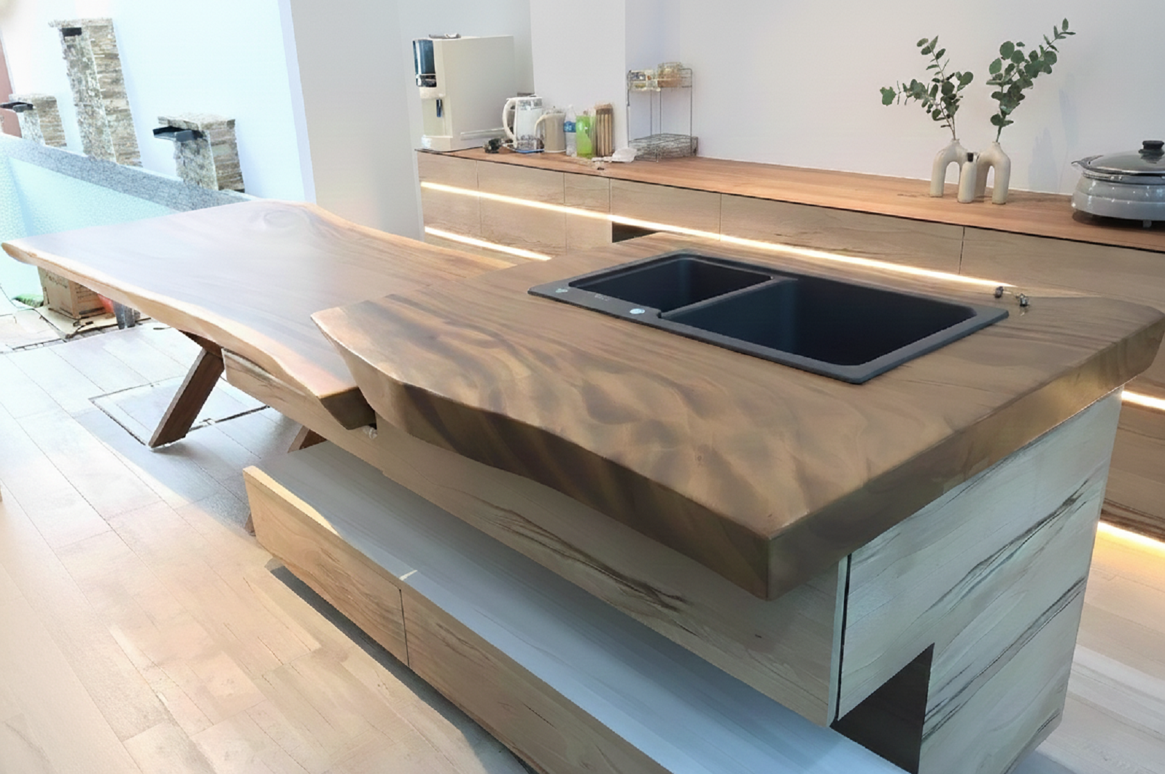 Plan de travail de cuisine en bois massif sur mesure, style live edge . Fabrication artisanale.