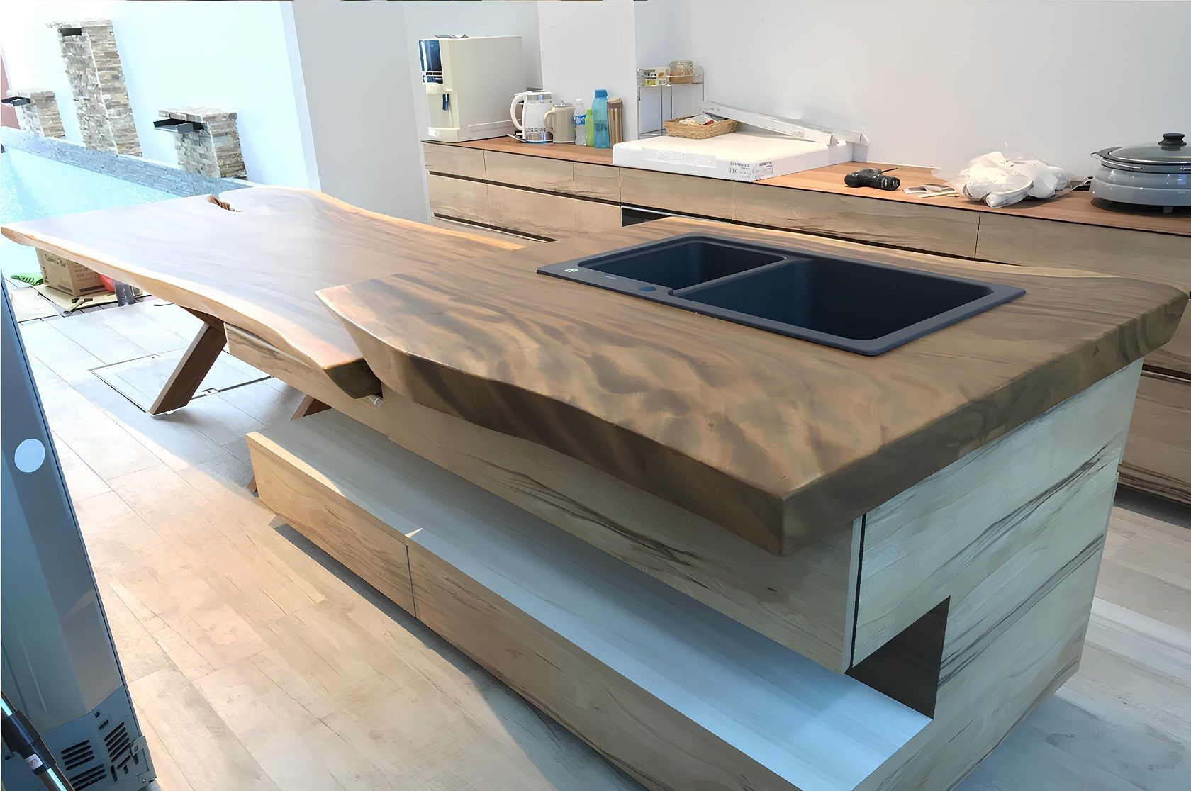 Plan de travail de cuisine en bois massif sur mesure, style live edge . Fabrication artisanale.