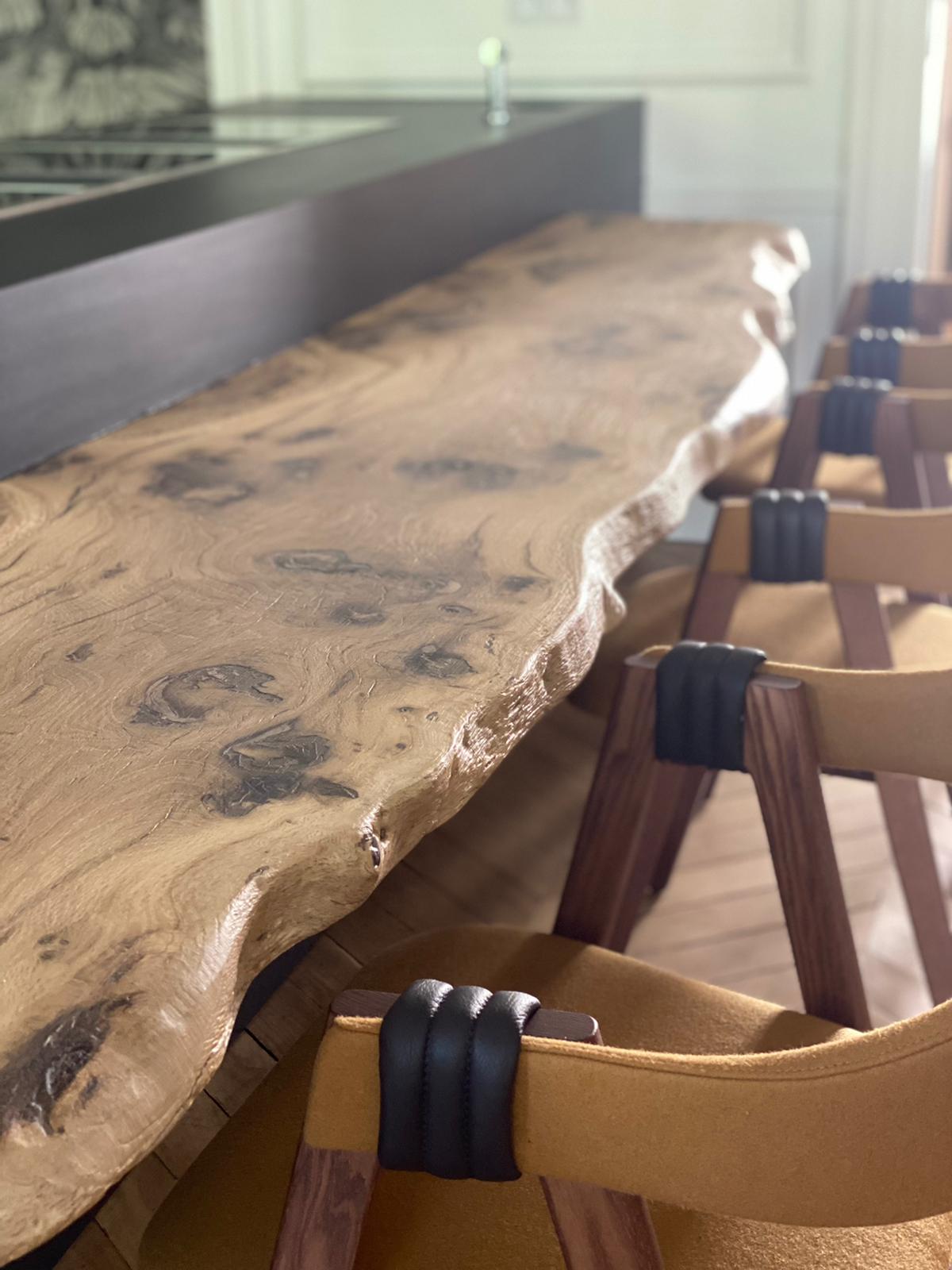 Plateau de bar exclusif en racines de chêne avec tabourets.