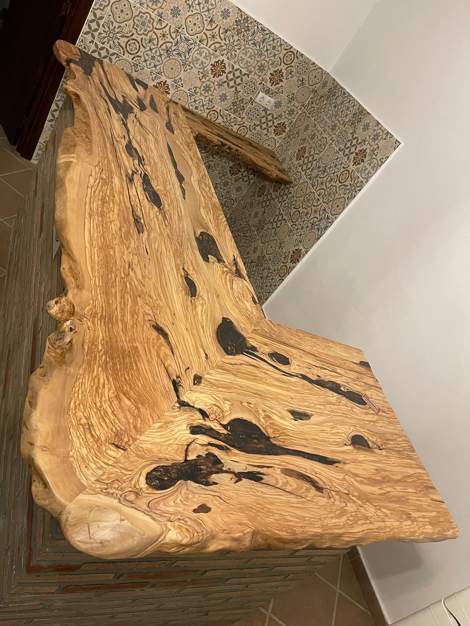 Plateau de bois brut naturel massif idéal pour fabrication de bar sur mesure (bois d'olivier)