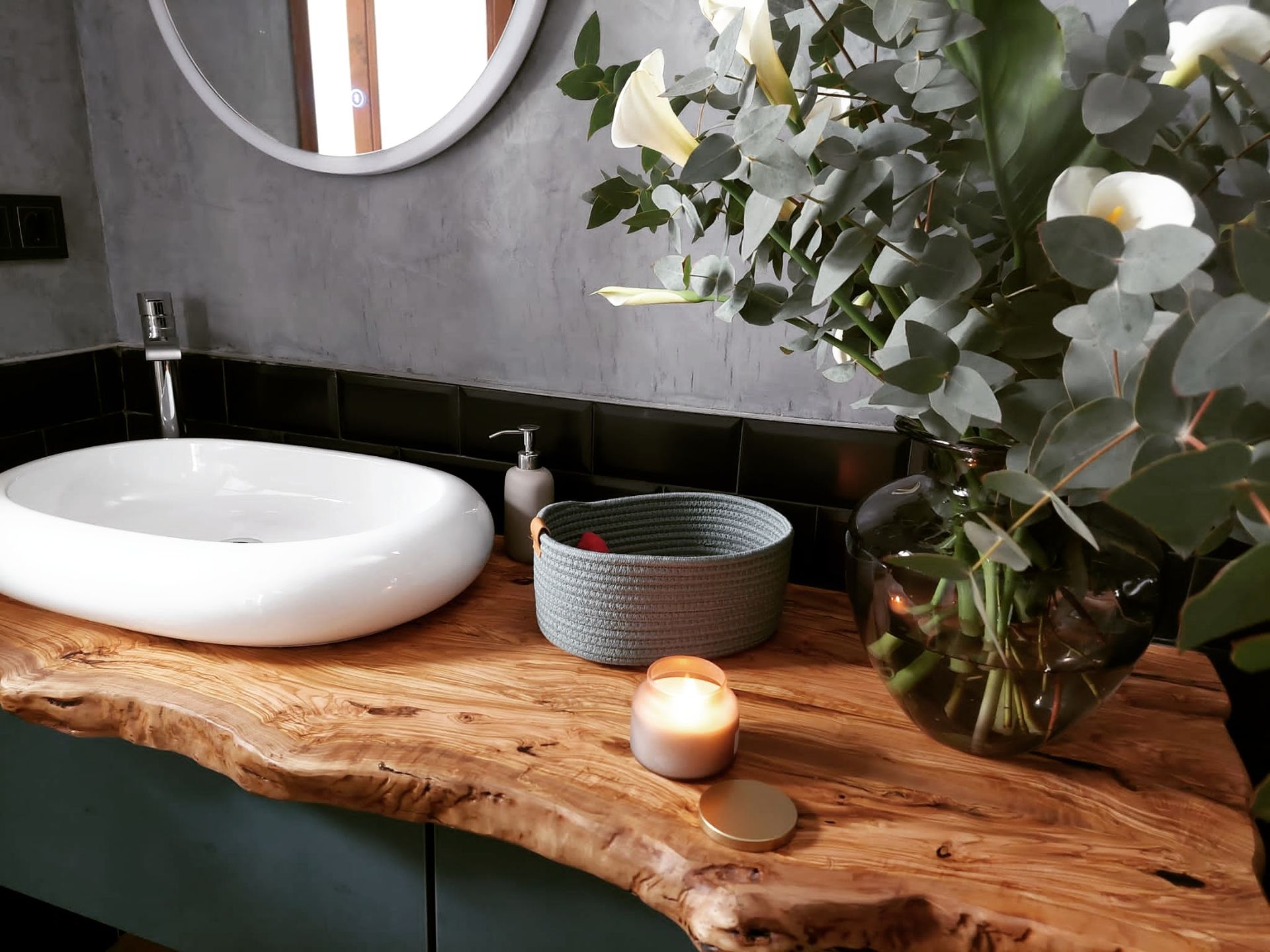 Plan de travail en bois d'olivier massif pour vasque de salle de bain. Ambiance zen.