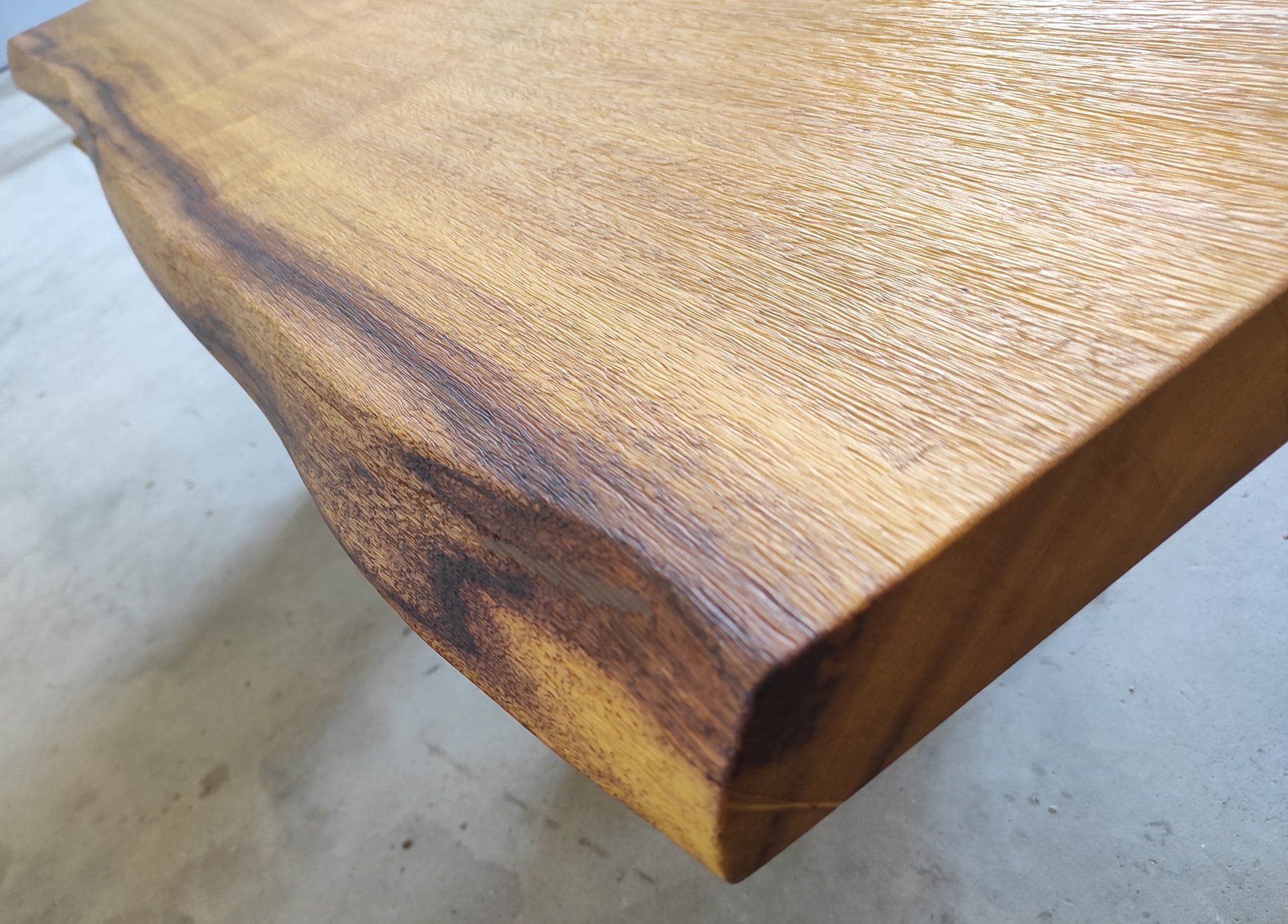Plateau de table en bois avec écorce