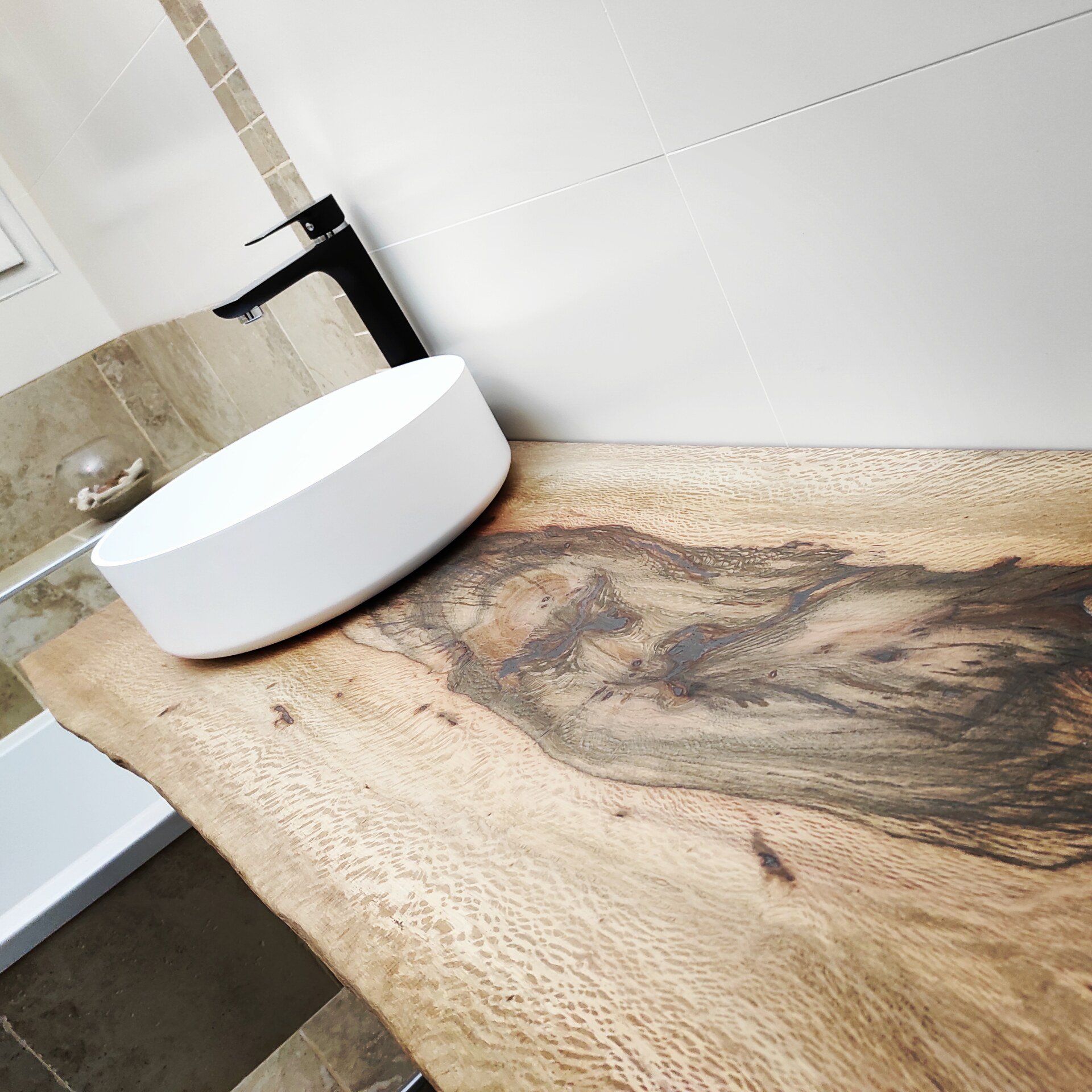 Plateau de bois brut épais transformé en plan vasque pour une déco naturelle