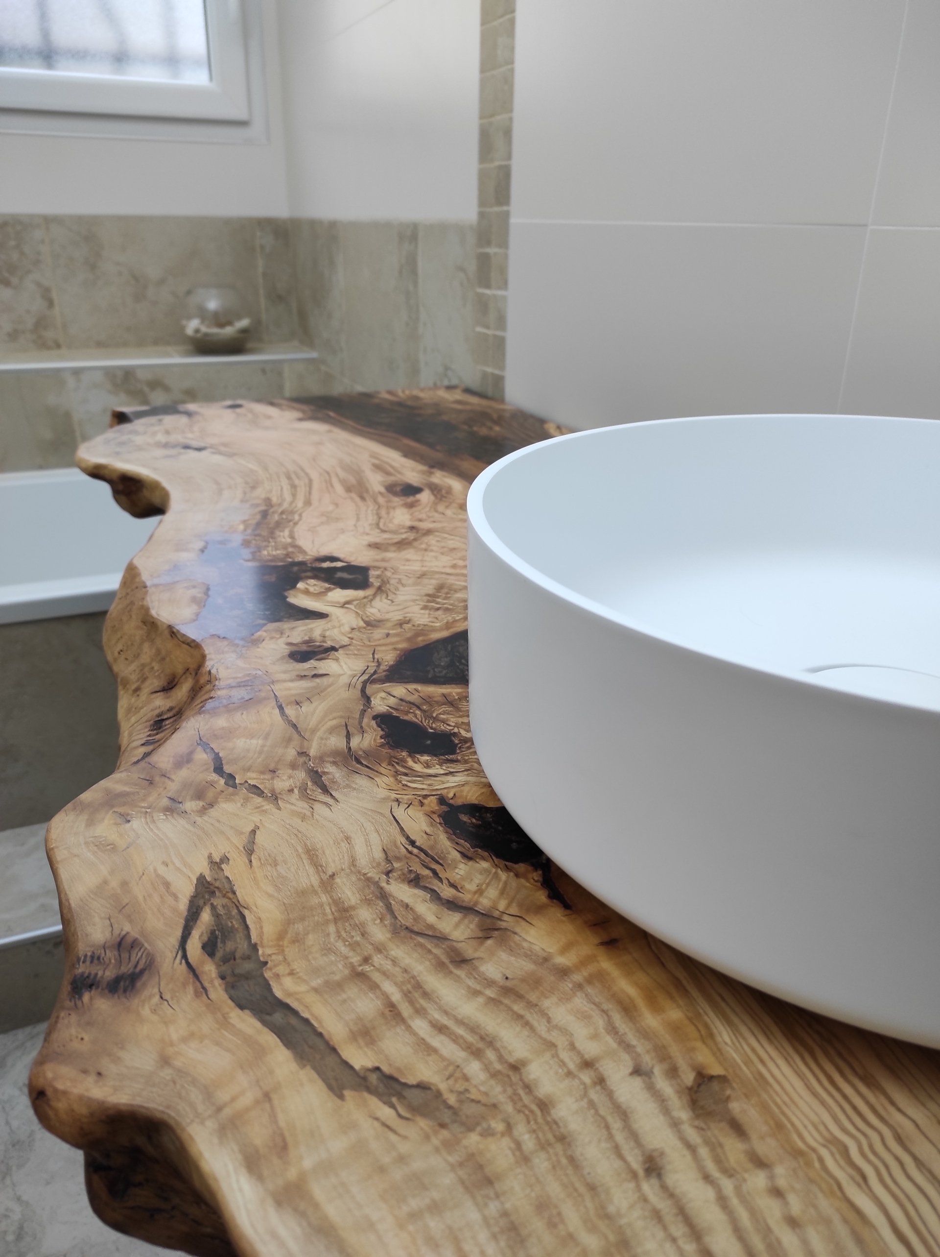Plan de travail de salle de bain en bois brut pour vasque. Style live edge bords naturels