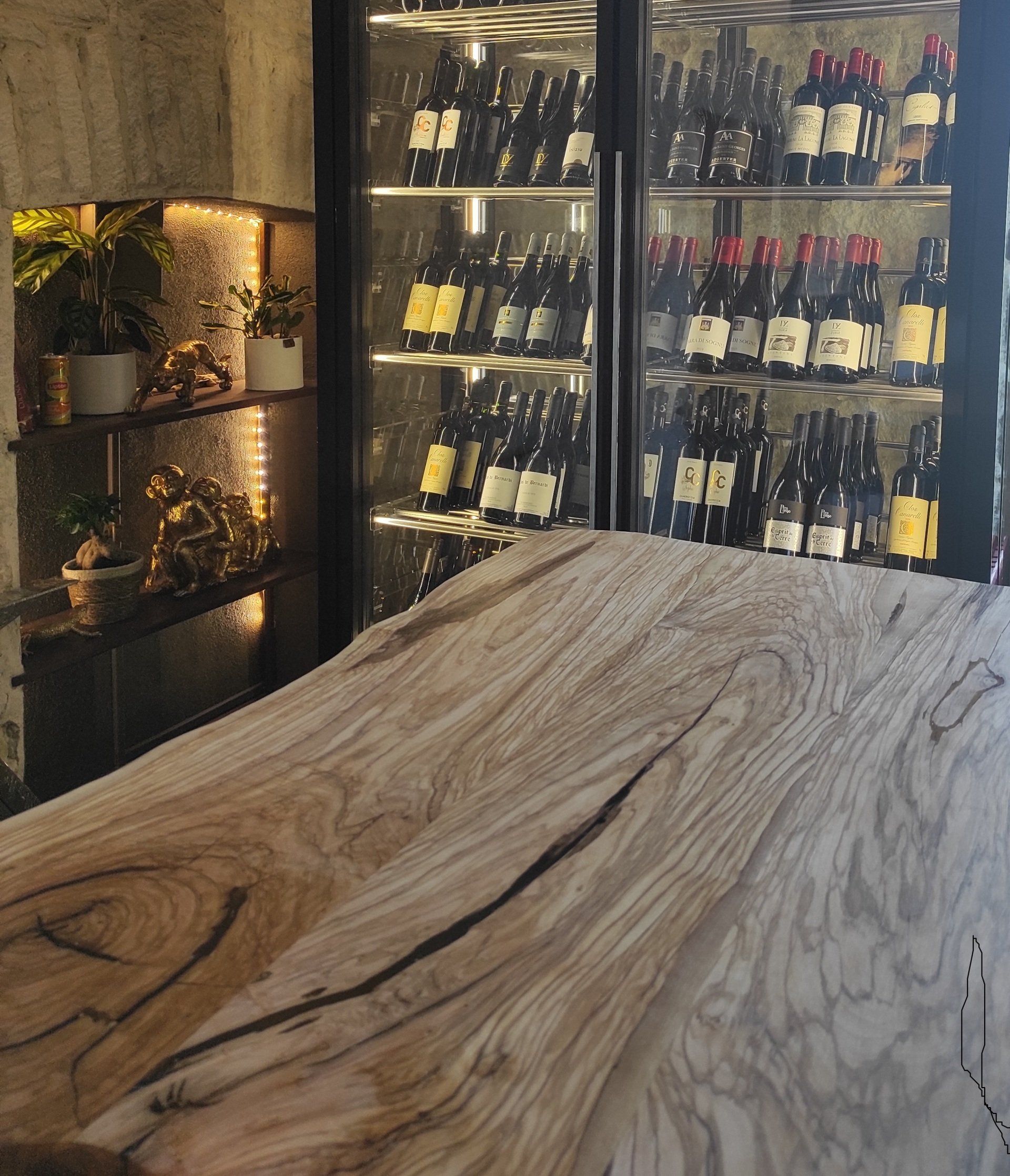 Plan de travail pour bar en bois massif. Ici chez un client caviste satisfait.