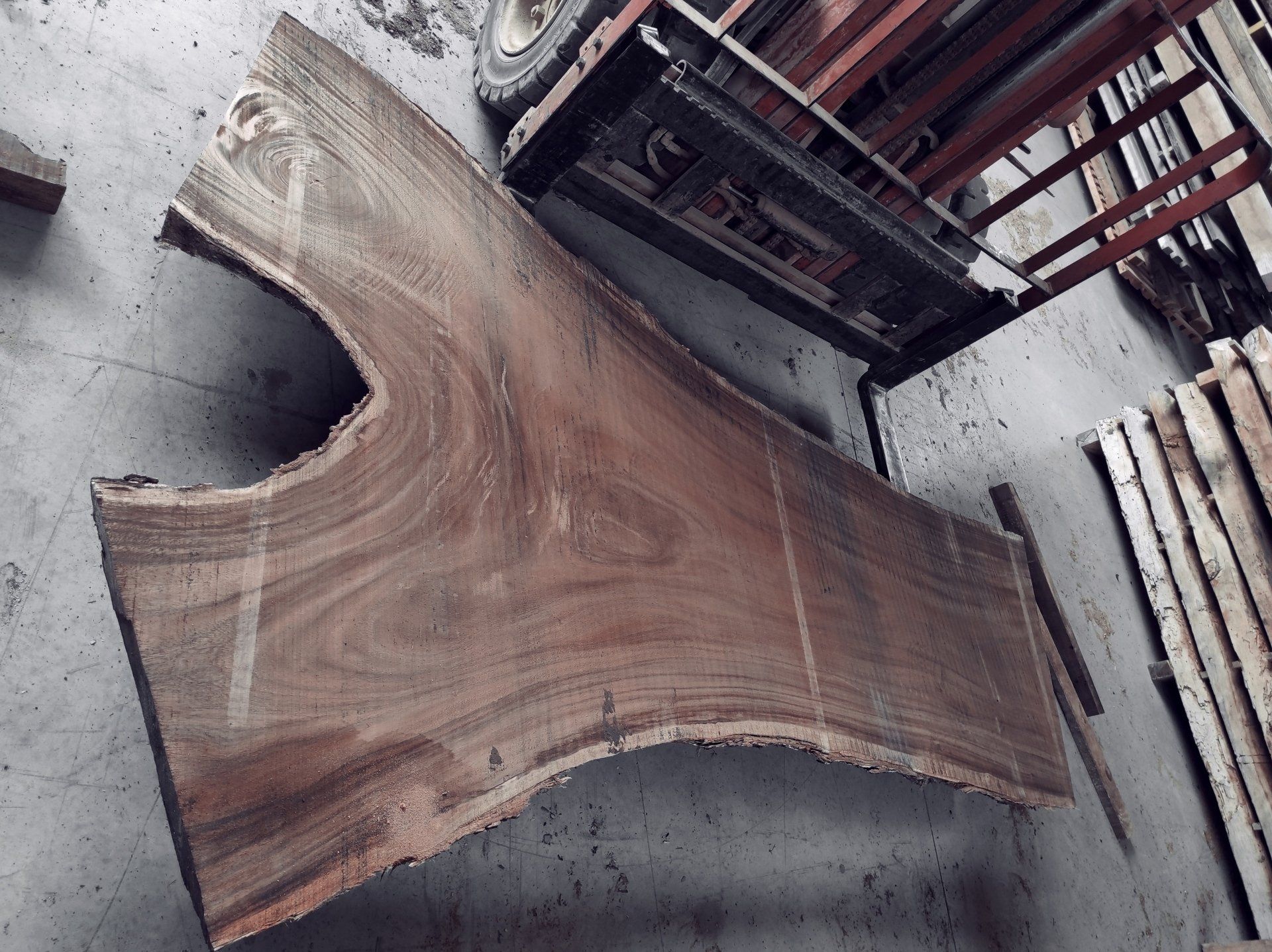 Plateau en bois massif large et épais pour table ou îlot - Point de départ de la fabrication de vos meubles.